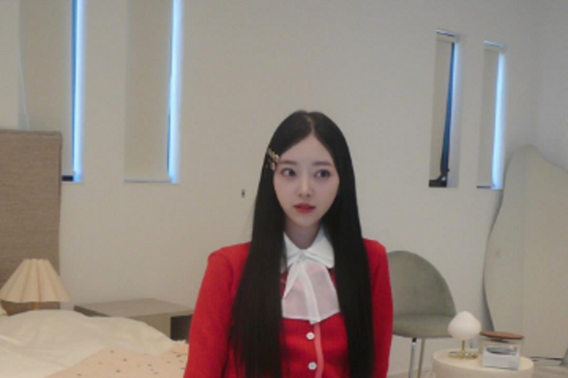 堀未央奈、ハイソックスに白のプリーツスカートが似合いすぎ! 画像