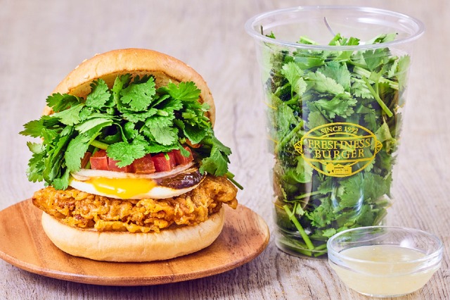 パクチー好き歓喜！フレッシュネス、パクチー10倍「パクチーチキンバーガー」を期間限定発売 画像