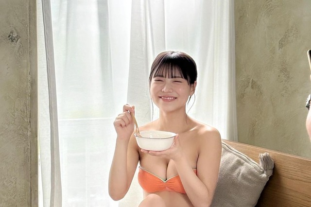 NMB48・隅野和奏、明るい水着ショット!チューブトップで谷間くっきり 画像