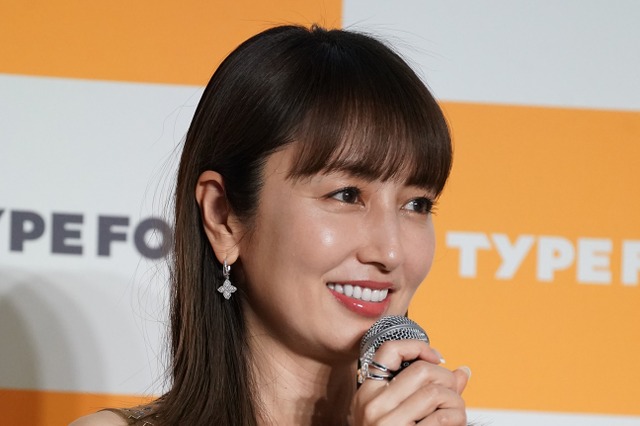 矢田亜希子、爽やかショーパンから美脚すらり！『ラヴィット』オフショに反響 画像