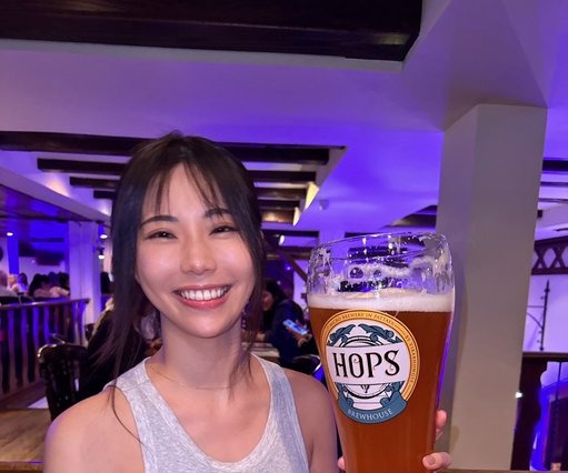 鈴木ふみ奈、ロケ地タイの巨大ビール写真にファン驚き 画像