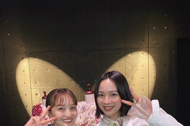 のん、ももいろクローバーZ・百田夏菜子との仲良しピースショット公開 画像