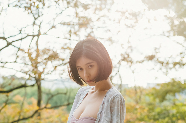 大久保桜子、チューブトップのビキニ姿で抜群のプロポーション! 画像