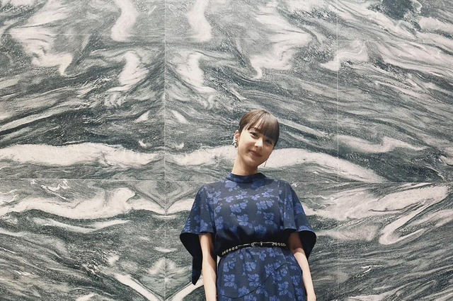 平祐奈、舞台あいさつオフショ公開!「シックで大人の女感たっぷり」「美しい」の声 画像