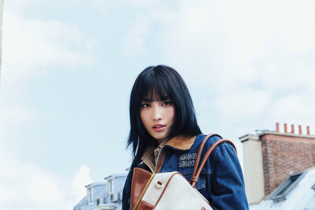 TWICEのMOMO、ショートパンツからすらり美脚!パリを舞台に最新ファッション披露 画像
