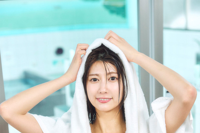 瀧山あかね、銭湯で純白ビキニ披露！……写真集「女子アナの密かな休日」 画像