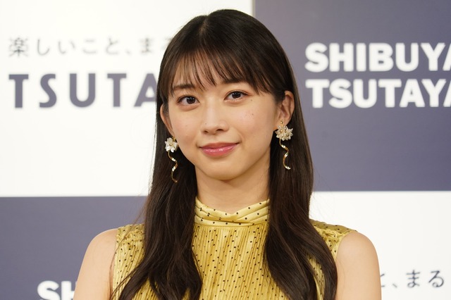 牧野真莉愛、始球式でノーバン投球披露 新庄剛志監督も拍手 画像