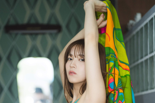 黒嵜菜々子、ターコイズブルーの水着でクール&セクシー! 画像