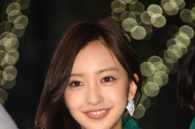 板野友美、11年ぶりに『ヤンマガ』グラビア復帰！圧巻のビキニ姿披露 画像