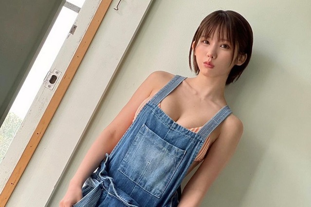 えなこ、ビキニ×オーバーオールの悩殺グラビア披露！「朝からけしからん」「えちかわです」 画像
