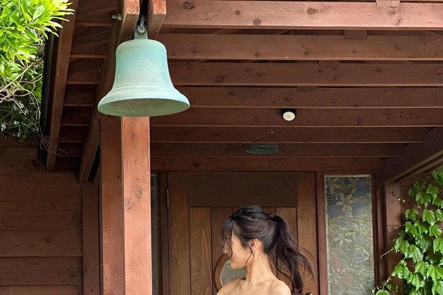 天野レナ、美腹筋あらわのビキニショット！「美しすぎる」「スタイル良すぎ」の声 画像
