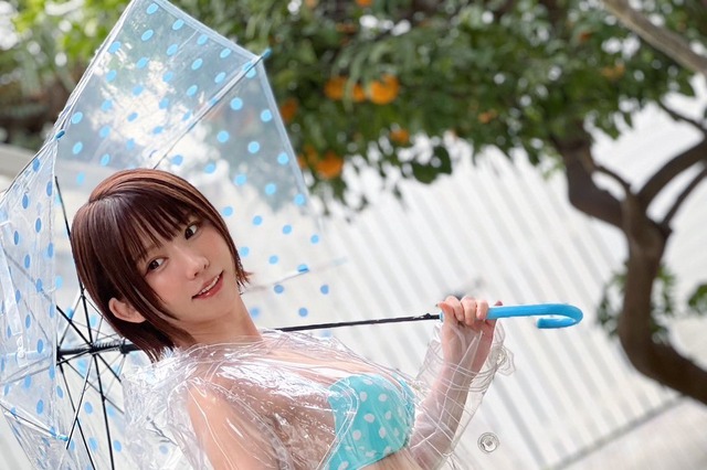 えなこ、衝撃の“セクシー”レインコートショット! 画像