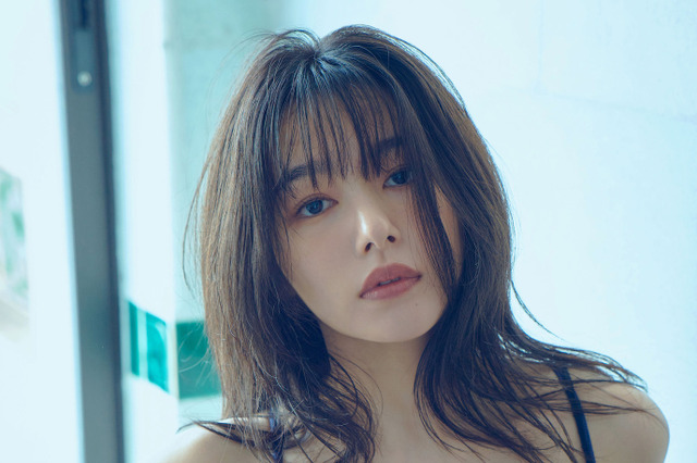 桜井日奈子、10周年記念写真集から水着カット公開 桃尻ショットを披露 画像