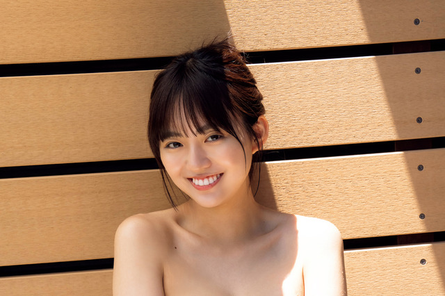 豊田ルナ、赤ビキニ、チューブトップ、ワンピースと3種類の水着で魅了 画像