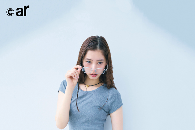 新木優子、男性がドキッとするデート服!ピッタリミニワンピ+メタリック眼鏡 画像