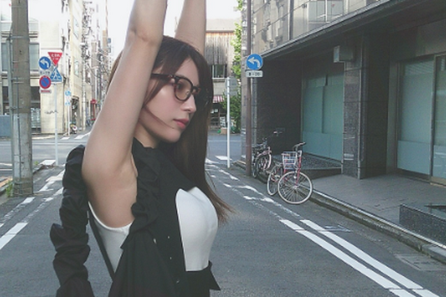 雪平莉左のノースリーブメガネ姿をファン絶賛「かわいすぎる」 画像