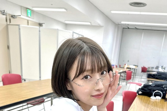 NMB48安部若菜、メガネ×スーツ姿で魅惑のOL上司に…! ギャップあるハッシュタグにも注目 画像