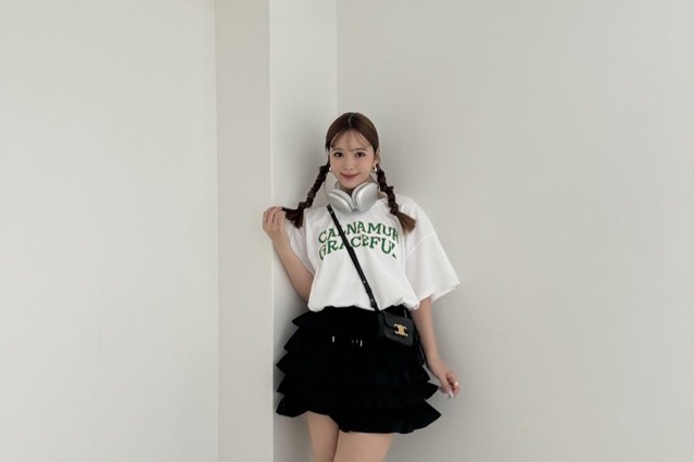 「脚ながっ!!」藤田ニコル、太もも丸見えの“最強”美脚ショット！ 画像