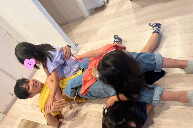 ノンスタ石田、三姉妹たちともみくちゃで遊ぶ姿公開で反響 画像