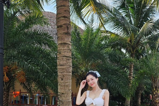 「スタイル良すぎ」休井美郷の白ビキニショットに絶賛の声 画像