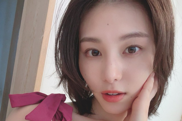 「かわいすぎる！」相楽伊織、美谷間あらわの自撮りショットが刺激的 画像