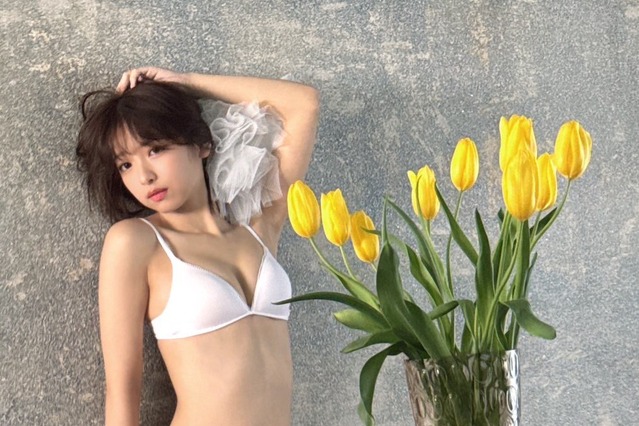 「ミスマガジン2023」読者特別賞・一ノ瀬瑠菜、スタイル抜群のビキニショット 画像