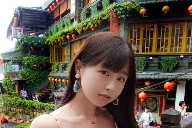 くりえみ、台湾・九份で絵になる一枚…ビジュ最強の肌見せワンピ姿にファン大興奮 画像
