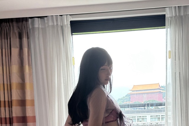 あまつまりな、リボン付きランジェリーでファン誘惑……「ほどいてみる？」 画像