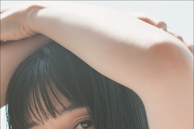大久保桜子、新作写真集タイトルは「人 隣」 2種類の表紙も解禁 画像