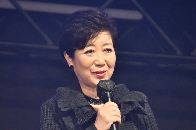 小池百合子都知事、プロレスラー鈴木みのるに空手チョップ 画像