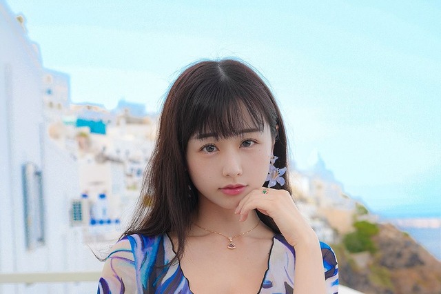 くりえみ、念願のサントリーニ島へ！絶景バックに美ボディ披露 画像