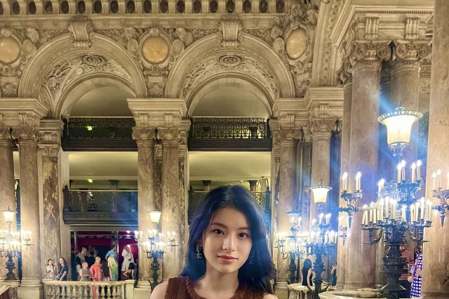 「綺麗すぎる」出口夏希、オペラ座でのファッションにファン注目 画像