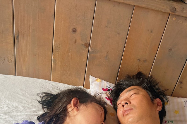 パンサー尾形と娘の添い寝ショットに「癒されます」「可愛い」の声 画像