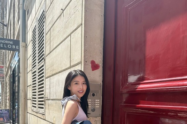 パリの街に映える！出口夏希、ミニスカデニムの美スタイルでパリ散策 画像