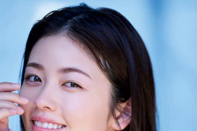 小芝風花、『FLASH』の表紙・巻頭グラビアでまぶしい笑顔 画像