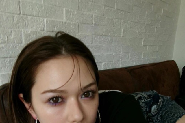 村重杏奈、ちょっぴり強めメイクでミニスカ美脚披露 画像