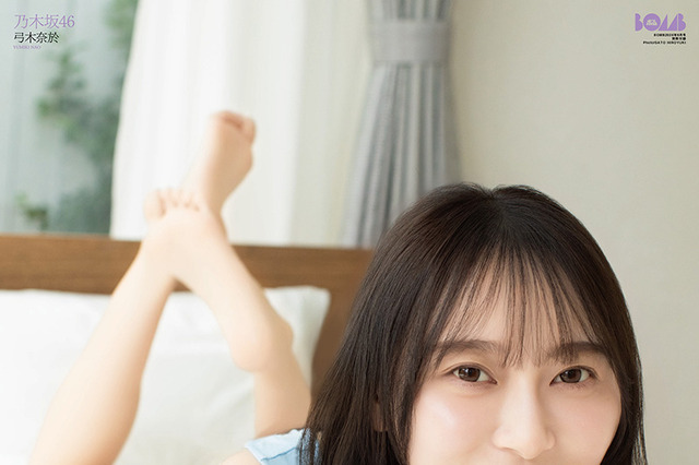 ノースリーブニットから白ワンピ姿まで……乃木坂46弓木奈於、『BOMB』8月号で“ふわやか”なグラビア 画像
