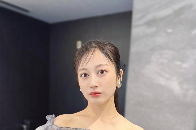 NMB48・川上千尋、ポニテ×オフショルダーで貴重な肩見せ「綺麗な鎖骨」「ドキドキします」 画像