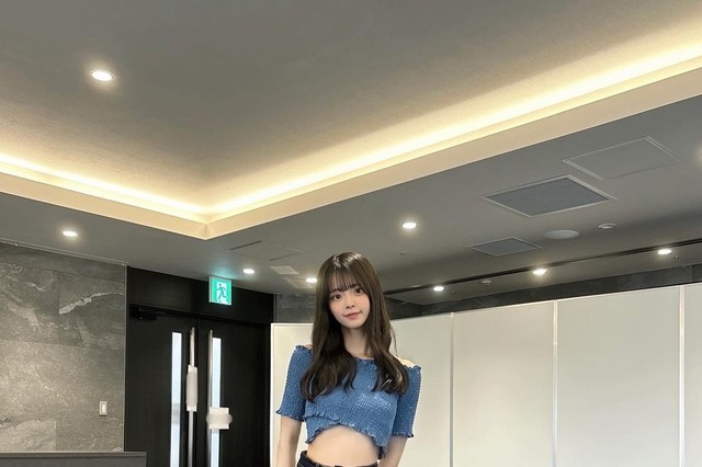 いったい何頭身? NMB48・桜田彩叶、へそ出し×デニムコーデで抜群の美スタイル 画像