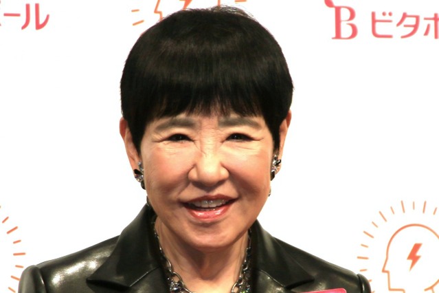 和田アキ子、藤原竜也との密着ツーショットで股関節手術からの退院報告 画像