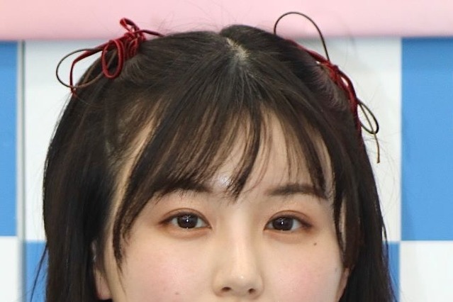 くりえみ、美脚露わなミニスカスーツ姿！動画オフショにファン注目 画像