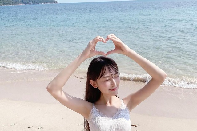NMB48・原かれん、ミニスカ夏コーデでファン魅了「水着じゃないのにこのセクシーさ…」 画像