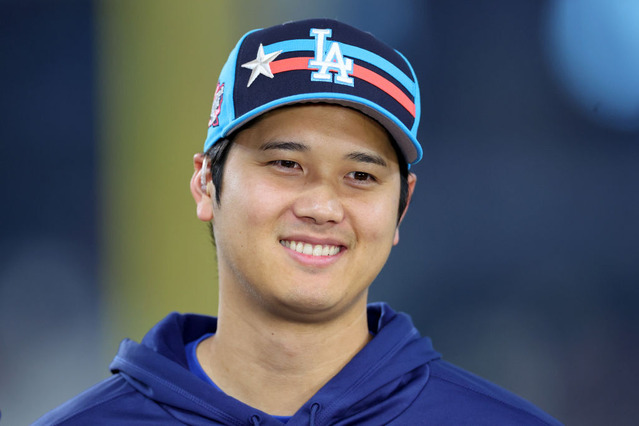 大谷翔平と真美子夫人がレッドカーペットに!愛犬デコピンはいつも一緒!? 画像