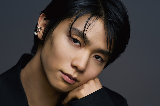 羽生結弦、光と陰影の中で魅せる妖艶な表情……フィギュアムック2種類のカバー画像解禁 画像