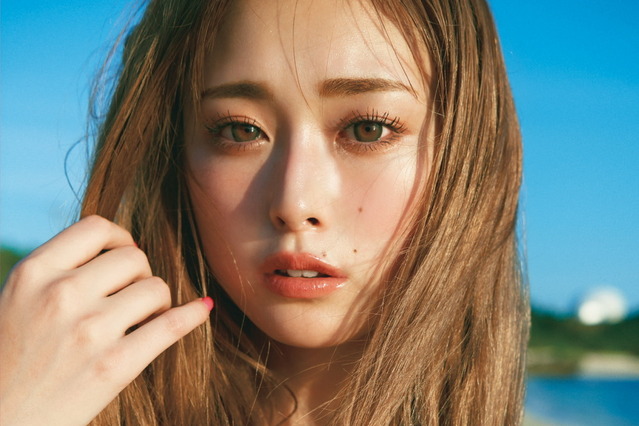 ゆうちゃみ、2nd写真集表紙は貝殻ビキニ!齊藤京子が帯で絶賛 画像