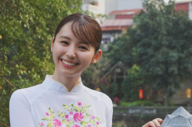 小池里奈、写真集『crave』に入りきらなかった貴重なアオザイショット公開 画像