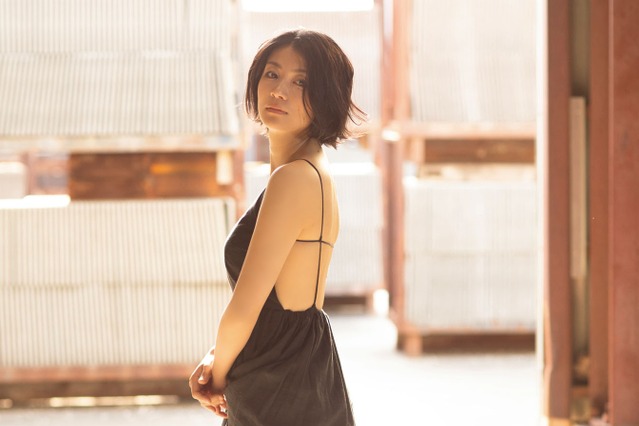 瀧内公美、最新デジタル写真集で大河ドラマとはひと味違う姿に 画像