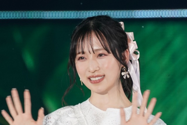 小栗有以、デニムコーデ＆ストレートヘアにファン悶絶「かわいいすぎる」「ヤバい！一緒に帰りたいっす」 画像