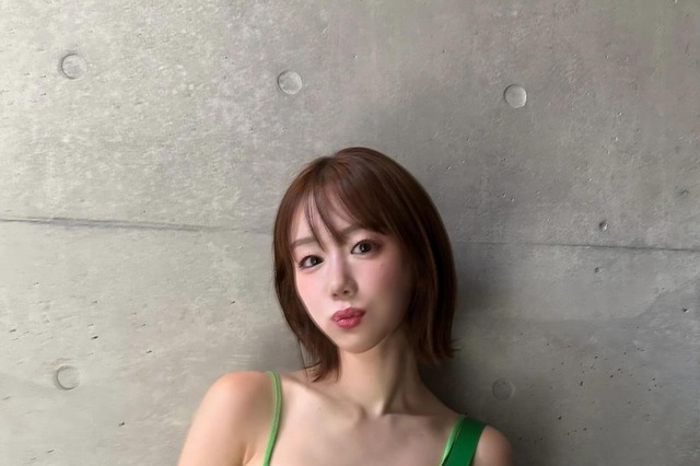 新唯、美ボディにピッタリミニワンピ！「めっちゃセクシー」「最上級に可愛い」 画像