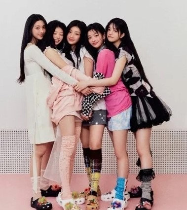 K-POPグループ「ILLIT」、クロックスとコラボ！ 画像